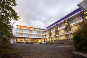 任抹Neo Cempaka Hill Hotel Jember的前面有停车场的酒店