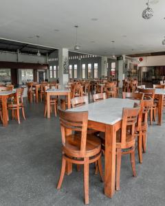 任抹Neo Cempaka Hill Hotel Jember的用餐室配有木桌和椅子
