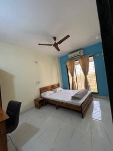 纳威孟买La Residence的一间卧室配有一张床和吊扇