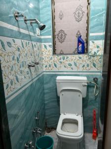 纳威孟买La Residence的一间带卫生间和镜子的小浴室