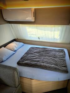 Bet YannayGlamping Beit Yanai的小型客房中间的一张床