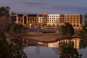 费耶特维尔Trilith Guesthouse, Fayetteville, GA, a Tribute Portfolio Hotel的一座大型建筑,前面有湖泊