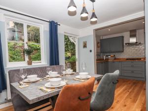 廷茅斯Rose Cottage的厨房以及带桌椅的用餐室。