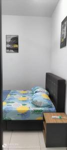 艾尔克如Hana Homestay The Heights Residence的一间卧室配有一张带枕头和桌子的床