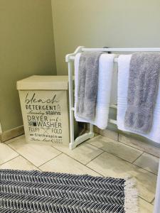 斯韦伦丹Happy Daze (Self catering)的浴室内毛巾架,配有紫色和白色毛巾