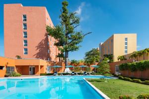 比亚埃尔莫萨City Express Junior by Marriott Villahermosa的大楼前的游泳池