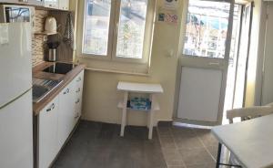 拉斯托伏Apartment Brezak的厨房配有水槽和桌子