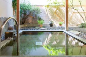 富士河口湖Kawaguchiko Park Hotel的庭院中间的游泳池