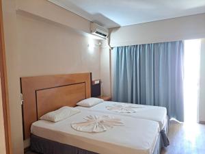 科斯镇布里斯托公寓式酒店的酒店客房设有两张床和窗户。