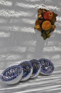 圣维托罗卡波B&B Jasmin的墙上的一组蓝色和白色的碗