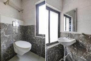 奥兰加巴德FabHotel Angeethi的一间带卫生间、水槽和窗户的浴室
