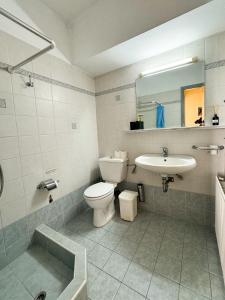 KhróniaEviaXL Studios的一间带卫生间和水槽的浴室