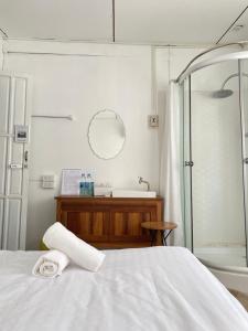 清刊Le Moon Hotel的浴室设有一张带卫生纸的床铺。