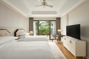 岘港Danang Marriott Resort & Spa, Non Nuoc Beach Villas的一间卧室配有两张床和一台平面电视
