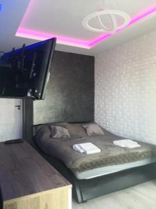 苏瓦乌基IGO-Apartament- 2 sypialnie i Salon的客房设有1张带平面电视的床。