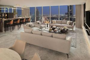 迪拜迪拜喜来登大酒店的带沙发的客厅和美景酒吧