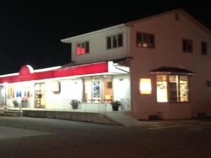 SchreiberVilla Bianca Inn的一间夜间红色屋顶的快餐店