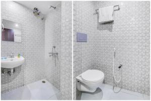 瓜廖尔FabHotel Rama Inn I的白色的浴室设有卫生间和水槽。