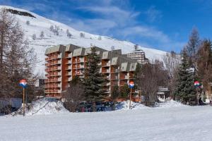 莱德萨阿尔卑斯Meijotel - 501 - Studio lumineux - 4 pers的雪中,雪山上的酒店