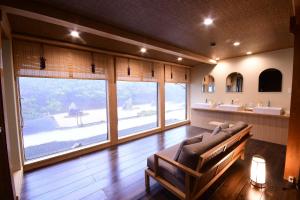 高野山高野山 宿坊 桜池院 -Koyasan Shukubo Yochiin-的带沙发和大窗户的客厅