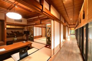 高野山高野山 宿坊 桜池院 -Koyasan Shukubo Yochiin-的日式房屋的走廊,设有木制天花板