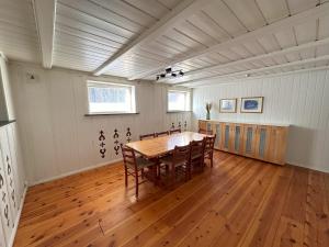 利勒哈默尔Stort hus sentralt i Lillehammer的一间带木桌和椅子的用餐室