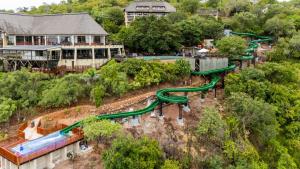 焦济尼Jozini Tiger Lodge & Spa by Dream Resorts的水上公园的空中景致