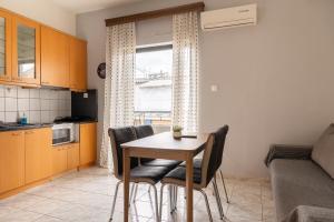 拉里萨Special Apartment的厨房以及带桌椅的用餐室。