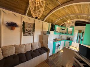 EsteponaVintage chalet with stunning vieuws的带沙发的客厅和厨房