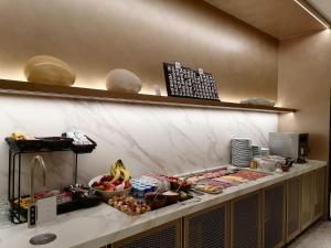 科特赖克梅塞恩酒店的一条自助餐线上放着一大堆食物