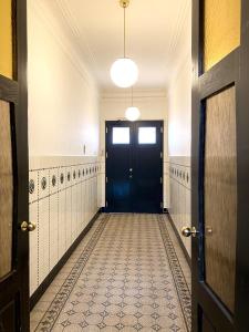 布拉格Golem的一条空的走廊,有蓝色的门和瓷砖地板