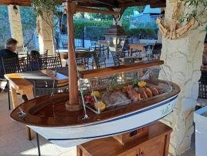 伊穆尼Villa Olea的船上的餐桌上装有食物托盘