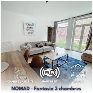 沙勒罗瓦NOMAD APARTMENTS - Henin的客厅配有沙发和桌子