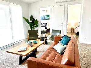 Vivonne BayWild Retreat - Luxury Home with Magnificent Views的客厅配有棕色沙发和桌子