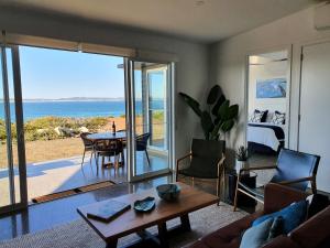 Vivonne BayWild Retreat - Luxury Home with Magnificent Views的海景客厅