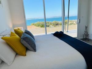 Vivonne BayWild Retreat - Luxury Home with Magnificent Views的一间卧室设有一张床,享有海景
