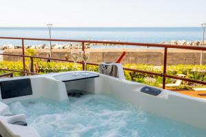 基亚瓦里Grand Hotel Torre Fara的海景阳台上的热水浴池
