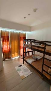 马尼拉Azure Staycation By Dubai Cabin的一间卧室配有两张双层床。