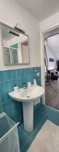 都灵Design Loft Monteponi的浴室设有白色水槽和镜子