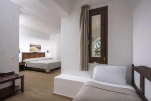 赫索尼索斯赫索尼索斯乡村别墅酒店 的酒店客房,设有两张床和镜子
