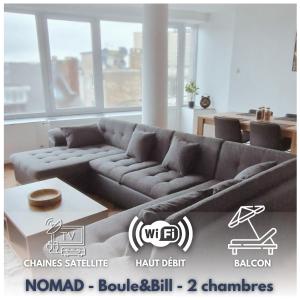 沙勒罗瓦NOMAD APARTMENTS - Henin的客厅配有沙发和桌子