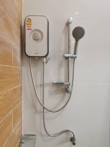 Ban Pak PhunNST Boutique เอ็นเอสทีบูทีค的带淋浴的浴室,浴室的软管与墙壁相连