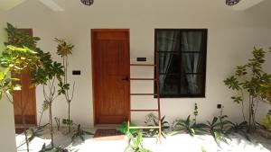 福拉杜岛Ahiva Village的门边设有梯子的房间