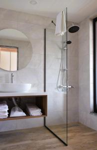 帕莫卡莱Pamukkale Kaya Thermal Spa Hotel的一间带水槽和淋浴的浴室