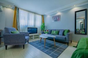 伊斯坦布尔Galataport Flat Company的带沙发和电视的客厅