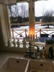 FinströmStor Familjegård i bra läge的厨房水槽和外面有雪的窗户