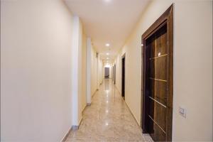 加济阿巴德FabExpress Red Diamond的一条长长的走廊,有白色的墙壁和门