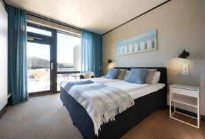 塔林StayBliss Haven Kakumäe的一间卧室设有一张大床和一个大窗户