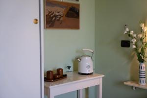 贝瓦尼亚B&B Porta Perugina的茶壶放在房间里桌子上
