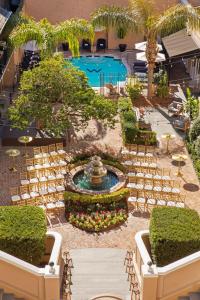 新奥尔良新奥尔良W酒店 — 法国区的享有度假胜地的空中景致,设有喷泉和椅子